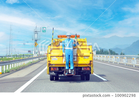 Anzen Taro，一個保護高速公路巡邏車後面司機和交通工作者安全的玩偶 100902298