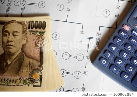 一張 10,000 日元的鈔票和一個放在相關圖表上的計算器,繼承的圖像 一張 10,000 日元的鈔票和一個放在相關圖表上的計算器,繼承的圖像 100902894