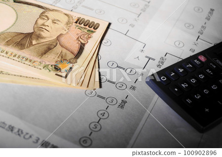 A 10,000-yen bill and a calculator placed on a relative chart, image of inheritance A 10,000-yen bill and a calculator placed on a relative chart, image of inheritance 100902896