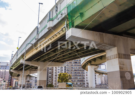 Expressway in the city supported by thick piers Expressway in the city supported by thick piers 100902905