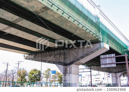 Thick concrete piers supporting the expressway 100902906