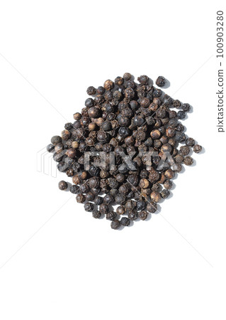 Black pepper hole white background 100903280
