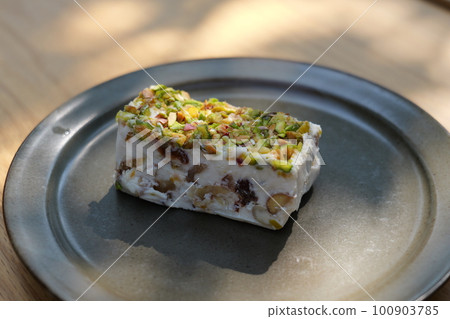 在露台上享用傳統意大利甜點“Cassata” 在露台上享用傳統意大利甜點“Cassata” 100903785