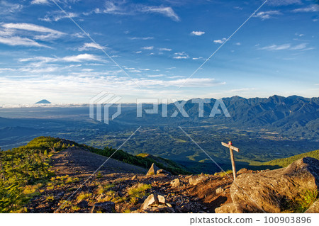 View of Mt.Fuji and the Southern Alps from the Yatsugatake mountain range and Mae-Mitsugashira 100903896