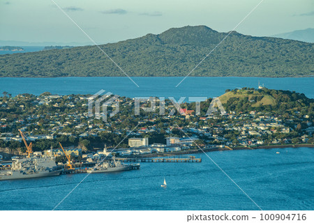 The scenery view of Devonport a harbourside suburb of Auckland with Rangitoto Island the largest volcano in Auckland, New Zealand in the background. 100904716