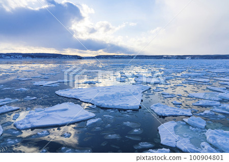 [Hokkaido] Drift ice covering the sea surface in Abashiri 100904801
