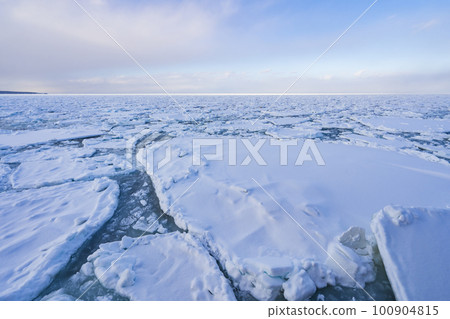 [Hokkaido] Drift ice covering the sea surface in Abashiri 100904815