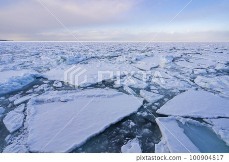 [Hokkaido] Drift ice covering the sea surface in Abashiri 100904817