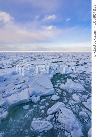 [Hokkaido] Drift ice covering the sea surface in Abashiri 100904819