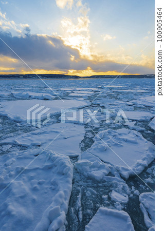 [Hokkaido] Drift ice covering the sea surface in Abashiri 100905464