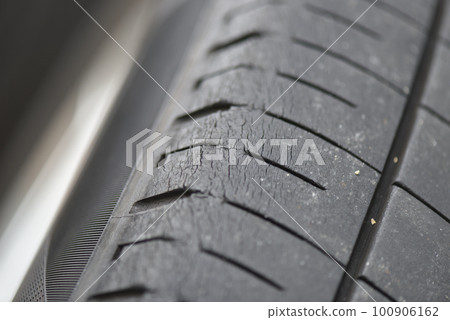 劣化的汽車輪胎 劣化的汽車輪胎 100906162