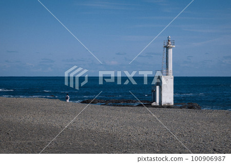 海邊燈塔和孤獨的旅行者 海邊燈塔和孤獨的旅行者 100906987