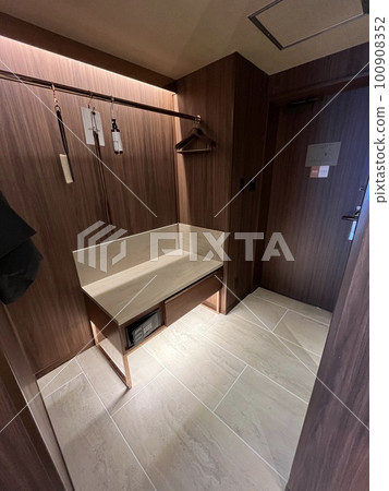 某商務酒店客房門口的壁櫥 100908352