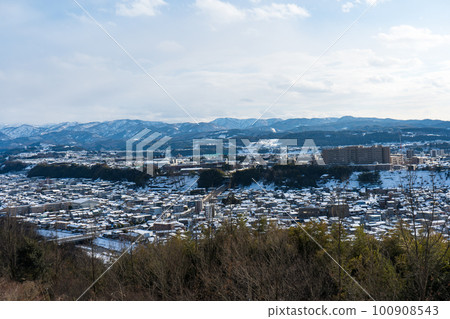 從 Utatsuyama 公園看到的金澤市的殘雪景觀 | 1 月下旬拍攝 | 石川縣金澤市 100908543