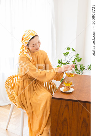 A woman poured black tea A woman poured black tea 100908725
