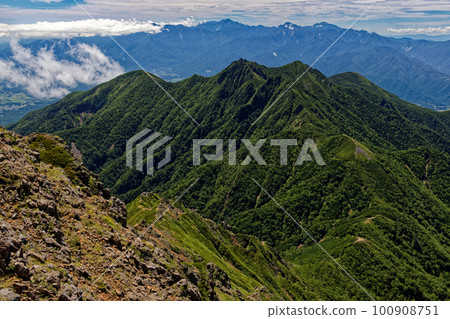 從八嶽山脈和赤山看到的權現山和南阿爾卑斯山脈 從八嶽山脈和赤山看到的權現山和南阿爾卑斯山脈 100908751