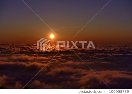 Sea of clouds and sunset 100908789