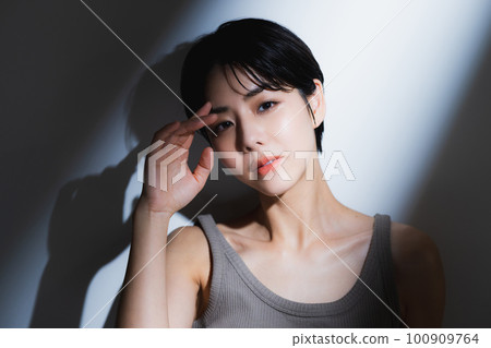 Short-haired female shadow 100909764