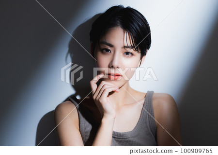 Short-haired female shadow 100909765