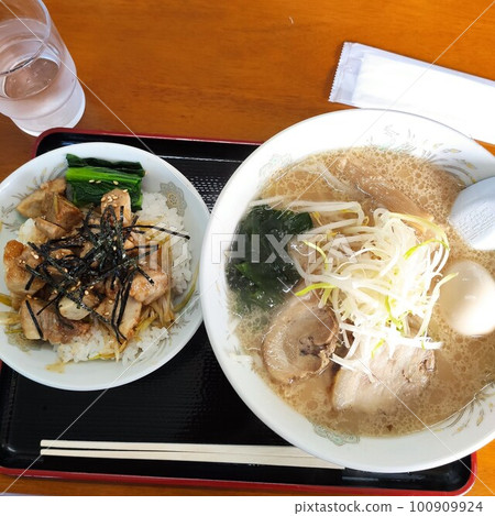 Ramen and pork bowl Ramen and pork bowl 100909924