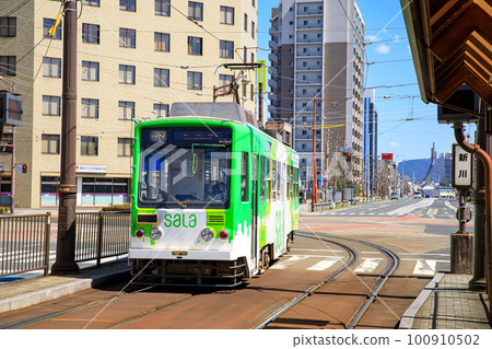 橫貫豐橋市內的豐橋鐵道城市線的列車 100910502