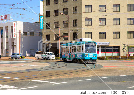橫貫豐橋市內的豐橋鐵道城市線的列車 100910503