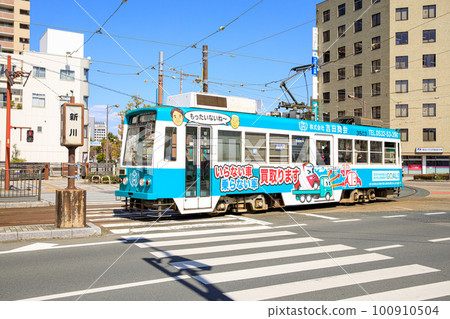 橫貫豐橋市內的豐橋鐵道城市線的列車 100910504