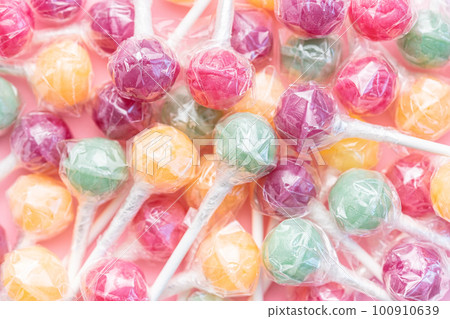 Sweet lollipops on pink background 100910639