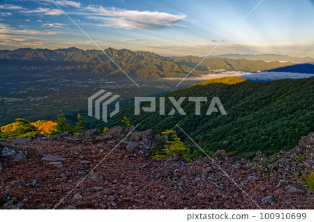 朝陽從前光頭照耀的八岳連峰、南阿爾卑斯山脈、中央阿爾卑斯山脈 100910699
