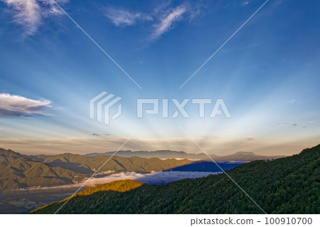 從前光頭看到的早晨陽光下的八嶽山脈/中央阿爾卑斯山 100910700