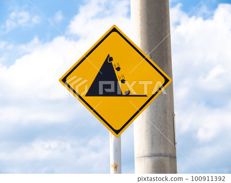 道路標誌(警告標誌)“有落石的危險。” 道路標誌(警告標誌)“有落石的危險。” 100911392