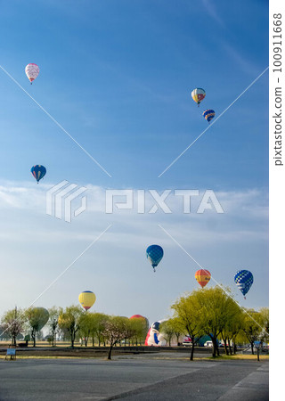 Hot air balloon balloon festival at Watarase Reservoir Hot air balloon balloon festival at Watarase Reservoir 100911668