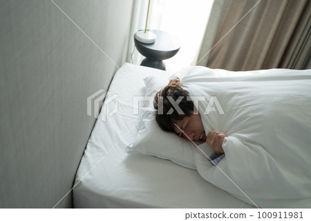 A man in his 40s in the bedroom 100911981