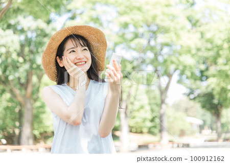 Women doing summer skin care (sunscreen / UV care) 100912162