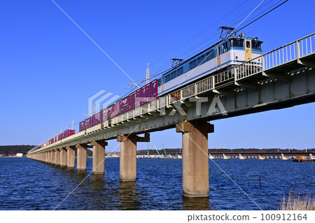 JR Freight，由 EF65 電力機車牽引穿過北浦大橋的貨運列車 100912164