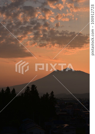 Mt. Iwaki in spring seen in silhouette at dusk Mt. Iwaki in spring seen in silhouette at dusk 100912728