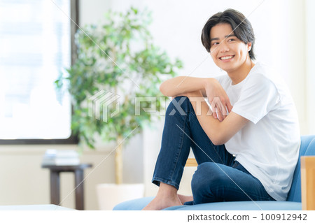 獨自居住的男性客廳生活方式 100912942