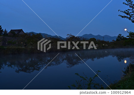 Sasayama Castle reflected in the water Sasayama Castle reflected in the water 100912964