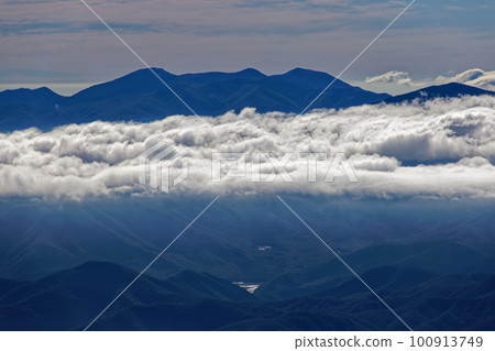 從八岳連峰權現山看到的雲層之上的甲峰新岳 100913749