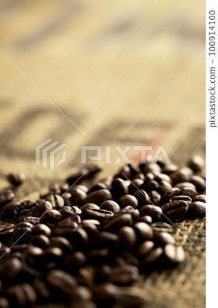 Aroma of roasted coffee beans on burlap coffee sack Aroma of roasted coffee beans on burlap coffee sack 100914100