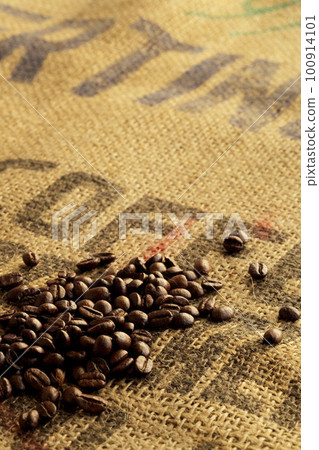 Aroma of roasted coffee beans on burlap coffee sack Aroma of roasted coffee beans on burlap coffee sack 100914101