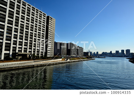 從朝潮橋眺望晴海住宅和芝浦碼頭 從朝潮橋眺望晴海住宅和芝浦碼頭 100914335