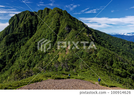 登山者在八嶽山脈和 Tsurune 附近觀看 Gongen 山 100914626