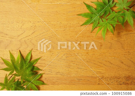 Background of blue maple leaves on a wooden board 100915086