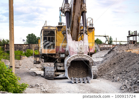 Old excavator with a large bucket at the metallurgical plant Old excavator with a large bucket at the metallurgical plant 100915724