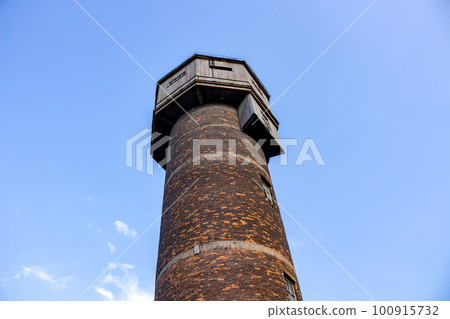 The old unused water tower in the old factory The old unused water tower in the old factory 100915732