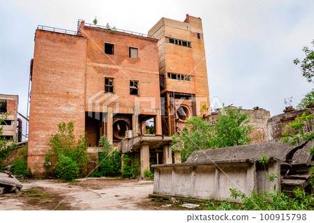 Industrial view of an old abandoned factory 100915798
