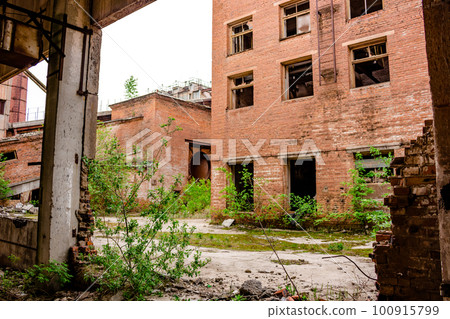 Industrial view of an old abandoned factory 100915799
