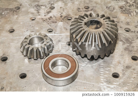 gears and bearing lie on a metal tabletop at the factory gears and bearing lie on a metal tabletop at the factory 100915926