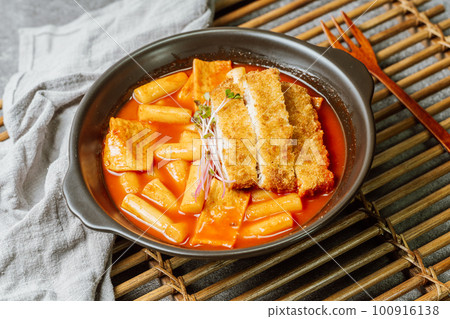 Tteokbokki, Stir-fried Rice Cake : Sliced rice cake bar (garaetteok) or thin rice cake sticks (Tteokbokkitteok) stir-fried in a spicy gochujang sauce with vegetables and fish cakes. 100916138